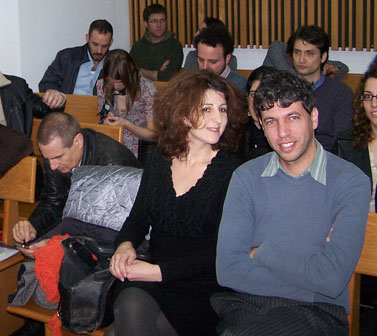 תני גולדשטיין (מימין) באחד הדיונים בבית-הדין לעבודה. משמאל: עורך ynet יון פדר (צילום: "העין השביעית")