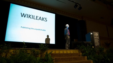 ג'וליאן אסאנג', ממייסדי ויקיליקס, בהרצאה בקואלה למפור. 8.10.09 (צילום: Darryl Yeoh, רשיון cc)