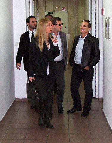 מימין: עורך ynet יון פדר, סגנו ערן טיפנברון ועורכת הדין סיגל פעיל (צילום: "העין השביעית")