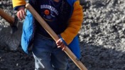 ילד מיישר בטון בהתנחלות אפרת, אתמול (צילום: אביר סולטן)