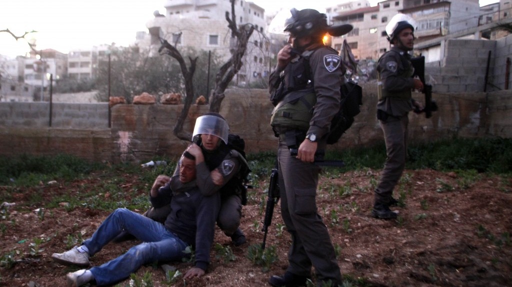 שוטרי מג"ב עוצרים פלסטיני בעיסאוויה, במהלך הפגנה, שלשום (צילום: סלימאן ח'אדר)