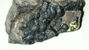 אורניניט, מינרל שממנו מופק אורניום (צילום: wikipedia, רישיון cc)