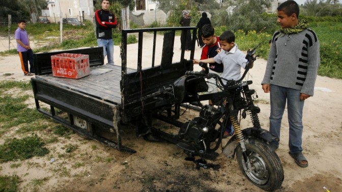 פלסטינים בוחנים כלי רכב בעקבות התקפות ישראליות על חאן יונס, בדרום רצועת עזה (צילום: עבד רחים חטיב)