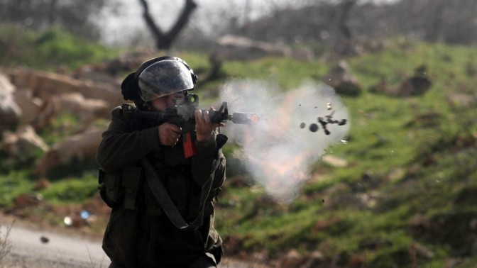 חייל צה"ל יורה רימון עשן, שלשום ליד רמאללה (צילום: עיסאם רימאווי)
