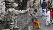 מחיאת כף באפגניסטן (צילום: צבא ארה"ב, רישיון CC BY 2.0)