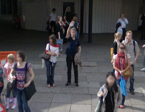 עובר אורח מנופף למצלמת גוגל Street View בלונדון, מרץ 2009 (צילום: קונארד קילטי-הארפר, רישיון cc)