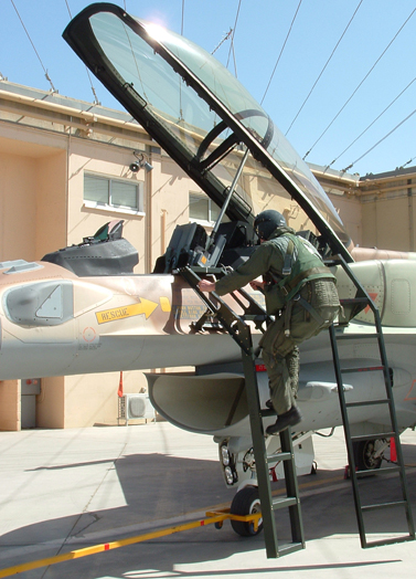 טייס מטפס לתא הטייס של מטוס F16I של חיל האוויר (צילום: פלאש 90)
