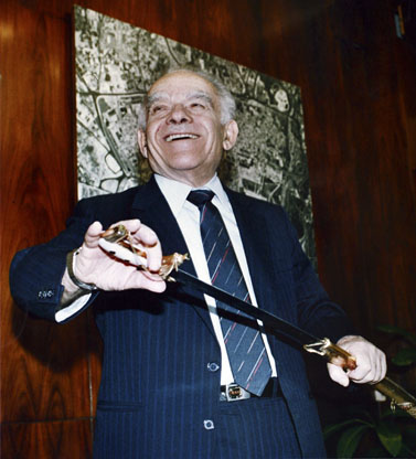 ראש הממשלה לשעבר יצחק שמיר אוחז בחרב סמוראי, 1990 (צילום: נתי שוחט)