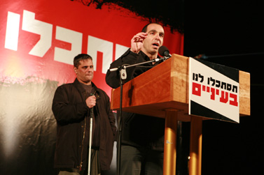 תומר בוהדנה באסיפת מחאה נגד ממשלת אולמרט, בעקבות דו"ח וינוגרד. 4 בפברואר 2008 (צילום: מאיה לוין)