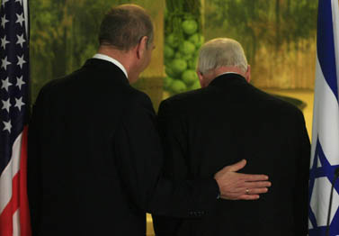 מימין (ומאחור): סגן נשיא ארצות הברית דיק צ'ייני וראש הממשלה אהוד אולמרט, אתמול בבית ראש הממשלה (צילום: פלאש 90)