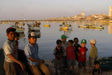 ילדים בנמל עזה, אתמול (צילום: פלאש 90)