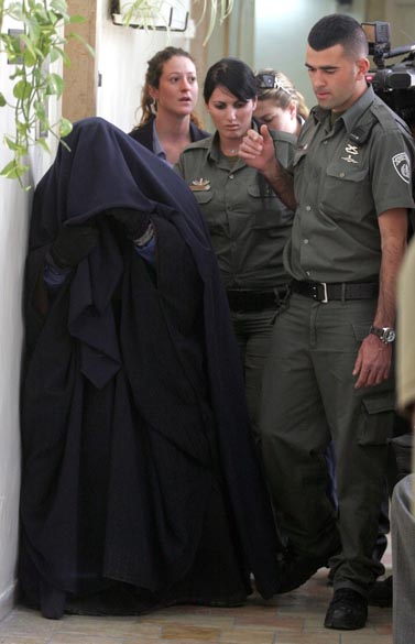 האם החשודה בהתעללות מובלת לבית משפט השלום בירושלים, שלשום (צילום: פלאש 90)