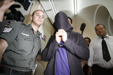 האח החשוד בהתעללות באחיותיו, בבית משפט השלום בירושלים (צילום: פלאש 90)