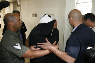 אחד החשודים בהתעללות בילדים, אתמול בבית משפט השלום בירושלים (צילום: פלאש 90)