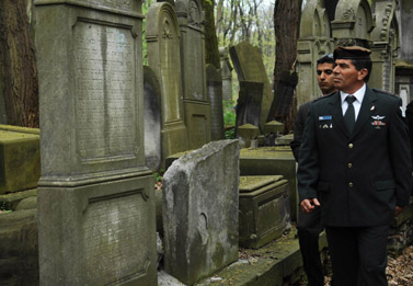 הרמטכ"ל גבי אשכנזי מבקר בבית קברות בורשה (צילום: פלאש 90)