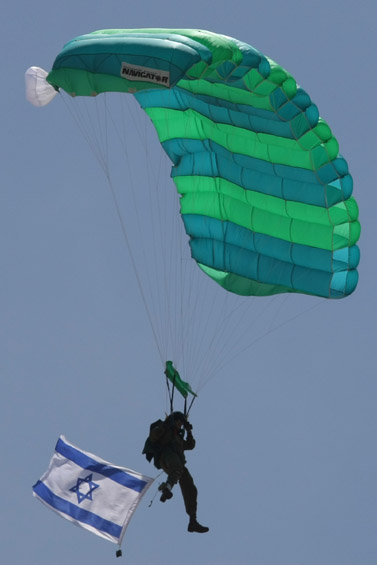 צנחן נושא דגל ישראל במפגן אווירי לכבוד יום העצמאות, אתמול בירושלים (צילום: פלאש 90)