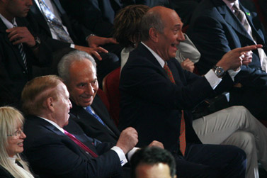 מראות מוועידת הנשיא. מימין: ראש הממשלה אהוד אולמרט, נשיא המדינה שמעון פרס, המיליארדר שלדון אדלסון (צילום: פלאש 90)