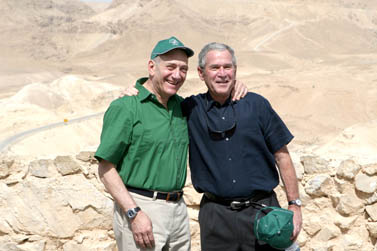 ג'ורג' בוש ואהוד אולמרט מטיילים יחדיו על המצדה (צילום: פלאש 90)