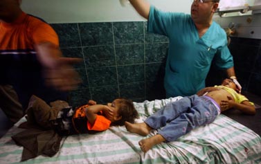 רופאים מטפלים בילדים, אתמול בבית-החולים שיפא בעזה (צילום: פלאש 90)