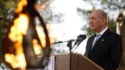 ראש הממשלה אהוד אולמרט נואם בטקסם זיכרון בגבעת-התחמושת, שלשום (צילום: אוליבייה פיטוסי)