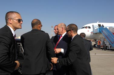 ראש הממשלה אהוד אולמרט בשדה התעופה (צילום: לע"מ, פלאש 90)