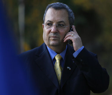 שר הביטחון אהוד ברק ומכשיר סלולרי (צילום: מיכל פתאל)
