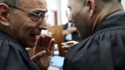 פרקליט המדינה משה לדור (משמאל) משוחח עם עו"ד רועי בלכר, השבוע בבית-המשפט (צילום: קובי גדעון)
