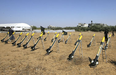 טרוריסטים מן הג'יהאד האיסלאמי מתאמנים בשיגור רקטות לישראל, אתמול ברצועת עזה (צילום: פלאש 90)
