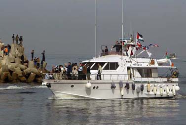 פלסטינים מקבלים את פניה של ספינת פעילי שמאל בנמל עזה, 8.11.08 (צילום: עבד רחים כתיב)