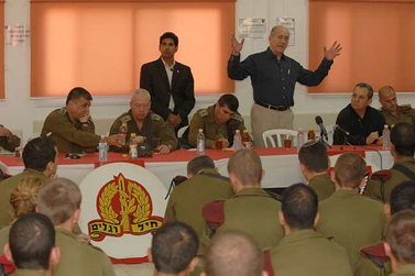 ראש הממשלה אהוד אולמרט, אתמול בבסיס צה"ל סמוך לעזה (צילום: פלאש 90)