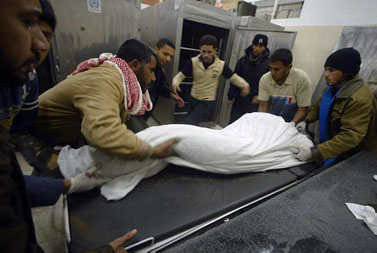 פלשתינים אוספים את גופתו של מחבל שחוסל בתקיפה אווירית של צה"ל, אתמול ברפיח (צילום: עבד רחים כתיב)
