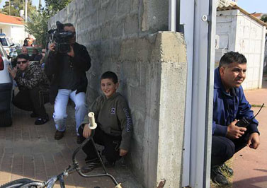 אזרחים מסתתרים בעת התקפת רקטות באשקלון, אתמול (צילום: פלאש 90)
