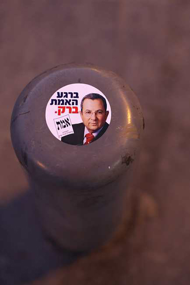 מדבקת תעמולה של יו"ר העבודה אהוד ברק, על עמוד רחוב בירושלים (צילום: קובי גדעון)