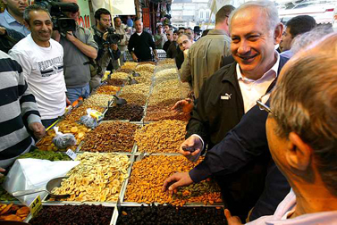 יו"ר הליכוד בנימין נתניהו, אתמול בשוק מחנה-יהודה בירושלים (צילום: אוליביה פיטוסי)