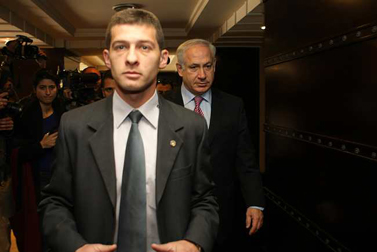 יו"ר הליכוד בנימין נתניהו מגיע לפגישה עם ראשי מפלגת הבית-היהודי, אתמול בירושלים (צילום: קובי גדעון)