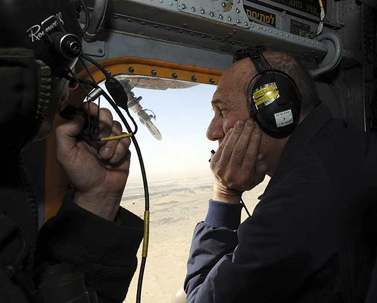 ראש הממשלה אהוד אולמרט טס בשמי הנגב (צילום: אבי אוחיון, לע"מ)