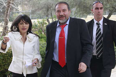 יו"ר ישראל ביתנו אביגדור ליברמן מגיע לבית הנשיא, היום (צילום: אוליביה פיטוסי)