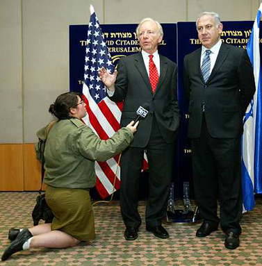 יו"ר הליכוד בנימין נתניהו (מימין) והסנטור האמריקאי ג'ו ליברמן, היום במסיבת עיתונאים בירושלים (צילום: אוליביה פיטוסי)
