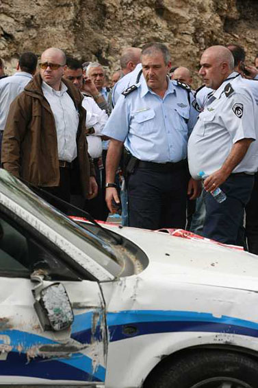 מפכ"ל המשטרה בוחן את זירת הפיגוע אתמול בירושלים (צילום: אורי לנץ)