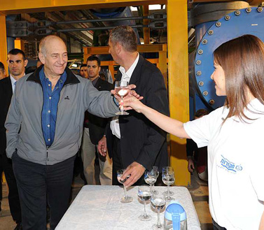ראש הממשלה אהוד אולמרט מבקר במפעל מקורות, שלשום (צילום: משה מילנר, לע"מ)
