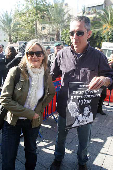 אנשי ערוץ 10 אלון בן-דוד ומיקי חיימוביץ' בהפגנת עובדי הערוץ אתמול מול משרדי הרשות השנייה בירושלים (צילום: רוני שיצר)