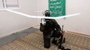 פעיל חמאס מחזיק כלי-טיס צה"לי שהופל בעזה לפני כחודש (פלאש 90)