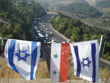 דגלי ישראל וסוריה בכניסה לירושלים, אוקטובר 2007 (צילום: פלאש 90)