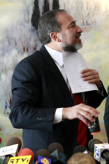 אביגדור ליברמן מדבר במסיבת עיתונאים, 16 בינואר (צילום: פלאש 90)