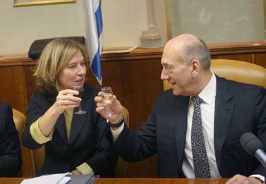 ראש הממשלה אהוד אולמרט ושרת החוץ ציפי לבני מרימים כוסית (צילום: פלאש 90)