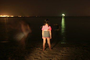 ילדה עומדת לבדה על חוף הים (צילום: נתי שוחט / פלאש 90)