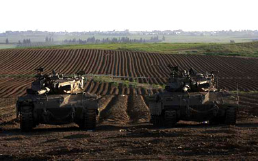 טנקים ישראליים על גבול עזה, אתמול (צילום: צפריר אביוב)