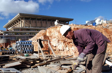 פועל סיני באתר בנייה במתחם הכנסת (צילום ארכיון: פלאש 90)