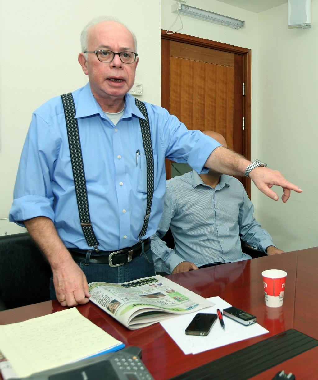 העורך הראשי של "ישראל היום" עמוס רגב, במשרדי העיתון (צילום: משה שי)