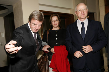 שר החוץ הצרפתי ברנאר קושנר (משמאל) במפגש עם נועם ואביבה שליט, הוריו של החייל החטוף גלעד שליט, אתמול בירושלים (צילום: מרים אלסטר)